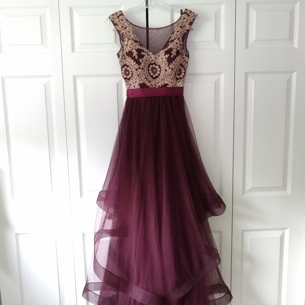 CityTriangles Burgundy Tulle A-line Scoop Illusion